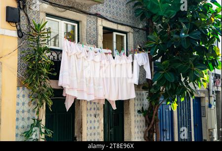 Hängende Wäsche, die an einer Wäscheleine hängt Stockfoto