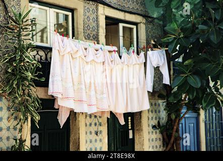Hängende Wäsche, die an einer Wäscheleine hängt Stockfoto
