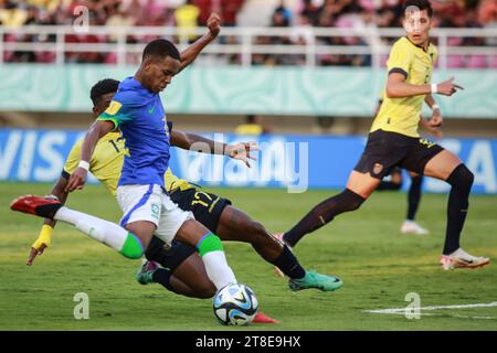 Surakarta, Indonesien. November 2023. Estevao (Front) spielt im Achtelfinale der FIFA U-17-Weltmeisterschaft Indonesien 2023 zwischen Ecuador und Brasilien im Manahan-Stadion in Surakarta, Zentraljava, Indonesien, am 20. November 2023. Quelle: Yanuar/Xinhua/Alamy Live News Stockfoto