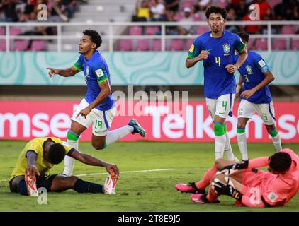 Surakarta, Indonesien. November 2023. Luighi (2. L) aus Brasilien feiert das Torspiel im Achtelfinale der FIFA U-17-Weltmeisterschaft Indonesien 2023 zwischen Ecuador und Brasilien im Manahan Stadium in Surakarta, Zentraljava, Indonesien, am 20. November 2023. Quelle: Yanuar/Xinhua/Alamy Live News Stockfoto