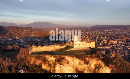 Rocca di Angera, Schloss vor dem Lago Maggiore in Italien Stockfoto