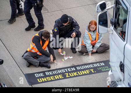 Wiener Neudorf, Österreich. 20. November 2023. Klimaaktivisten der Gruppe Letze Generation Österreich blockieren die Autobahn A2 in Richtung Wien, Betonhände werden für längere Blockaden eingesetzt. *** Wiener Neudorf, Österreich 20. November 2023 Klimaaktivisten der Gruppe Last Generation Austria blockieren die Autobahn A2 in Richtung Wien, Betonhände werden für längere Blockaden benutzt Stockfoto