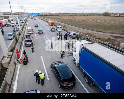 Wiener Neudorf, Österreich. 20. November 2023. Klimaaktivisten der Gruppe Letze Generation Österreich blockieren die Autobahn A2 in Richtung Wien, Betonhände werden für längere Blockaden eingesetzt. *** Wiener Neudorf, Österreich 20. November 2023 Klimaaktivisten der Gruppe Last Generation Austria blockieren die Autobahn A2 in Richtung Wien, Betonhände werden für längere Blockaden benutzt Stockfoto