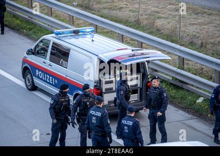 Wiener Neudorf, Österreich. 20. November 2023. Klimaaktivisten der Gruppe Letze Generation Österreich blockieren die Autobahn A2 in Richtung Wien, Betonhände werden für längere Blockaden eingesetzt. *** Wiener Neudorf, Österreich 20. November 2023 Klimaaktivisten der Gruppe Last Generation Austria blockieren die Autobahn A2 in Richtung Wien, Betonhände werden für längere Blockaden benutzt Stockfoto