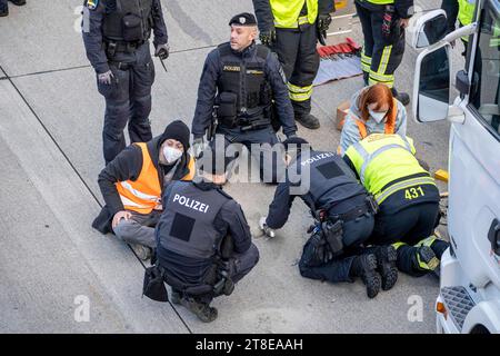 Wiener Neudorf, Österreich. 20. November 2023. Klimaaktivisten der Gruppe Letze Generation Österreich blockieren die Autobahn A2 in Richtung Wien, Betonhände werden für längere Blockaden eingesetzt. *** Wiener Neudorf, Österreich 20. November 2023 Klimaaktivisten der Gruppe Last Generation Austria blockieren die Autobahn A2 in Richtung Wien, Betonhände werden für längere Blockaden benutzt Stockfoto