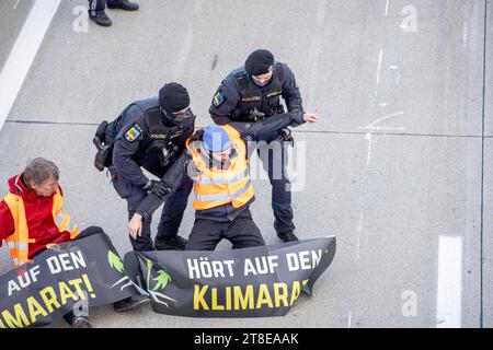 Wiener Neudorf, Österreich. 20. November 2023. Klimaaktivisten der Gruppe Letze Generation Österreich blockieren die Autobahn A2 in Richtung Wien, Betonhände werden für längere Blockaden eingesetzt. *** Wiener Neudorf, Österreich 20. November 2023 Klimaaktivisten der Gruppe Last Generation Austria blockieren die Autobahn A2 in Richtung Wien, Betonhände werden für längere Blockaden benutzt Stockfoto