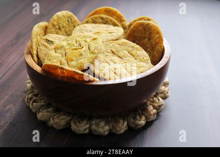 Knuspriges und knuspriges Methi-Mathri ist ein beliebter Snack zur Teezeit in Nordindien. Es ist besonders beliebt während der Diwali Festtage. Stockfoto