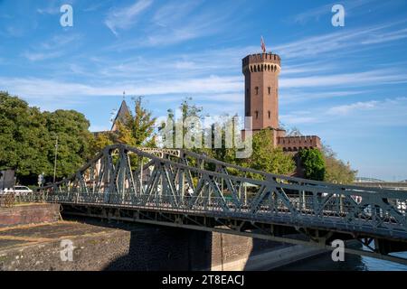 Kölner Zugbrücke über den Reinuhafen am linken Rheinufer zwischen Malakturm und Imhoff Schokoladenmuseum Stockfoto