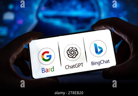 Google Bard VS ChatGPT VS Bing Chat wird auf Mobilgerät angezeigt Stockfoto