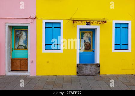 Ein markantes gelbes Haus, sehr berühmt, in Burano, einer Insel der Lagune von Venedig mit einem kleinen fischerdorf und vielen bunten bemalten Häusern. Stockfoto