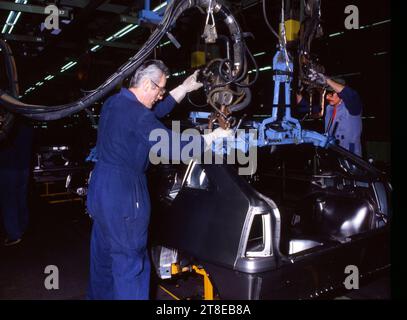 84-5Jahre Ereignisse DEU, Deutschland: Die historischen Dias aus den Zeiten 84-85 r Jahre Ereignisse und Personen aus Politik, Kultur, Arbeitsleben, Medizin u.a. Rüsselsheim. Autoproduktion bei Opelwerk ca. 1984. Älterer Arbeitnehmer. Nähe an Rente. DEU, Deutschland: Die historischen Folien der Ereignisse der 84er-85er Jahre und Menschen aus Politik, Kultur, Arbeitsleben, Medizin usw. *** 84 5jährige Veranstaltungen DEU, Deutschland die historischen Folien aus den 84 85r Jahren Veranstaltungen und Menschen aus Politik, Kultur, Arbeitsleben, Medizin etc. Rüsselsheimer Automobilproduktion im Opelwerk ca. 1984 ältere Wo Stockfoto