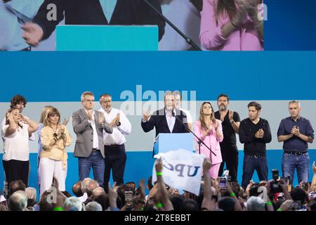 Der Kandidat Javier Milei aus Libertad Avanza (LLA) besiegte am 19. November 2023 in Buenos Aires, Argentinien Sergio Massa aus Unión por la Patria (UP). Im Bunker des Kandidaten Sergio Massa nehmen sie die Niederlage der niedrigen Stimmen der Präsidentschaftswahlen an. (Foto: Esteban Osorio/SIPA USA) Stockfoto