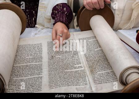 Nahaufnahme einer Hand mit einem yad oder Zeiger während des Lesens der Thora während eines jüdischen Gebetsgottesdienstes. Stockfoto