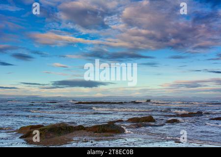 Lossiemouth Moray Coast Schottland der Weststrand ein Novemberhimmel und Meer Stockfoto