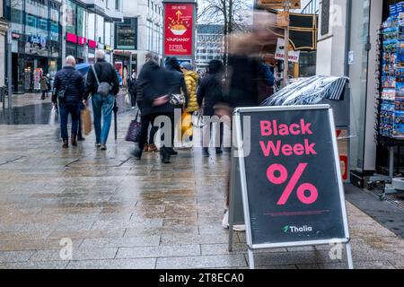 Rabattschlacht, Black Friday - wird in den Vereinigten Staaten der Freitag nach Thanksgiving genannt. Da Thanksgiving immer auf den vierten Donnerstag im November fällt, gilt der darauffolgende Freitag als Start in ein traditionelles Familienwochenende und als Beginn der Weihnachtseinkaufsaison. Je nach dem Kalender kann Thanksgiving auf einem Termin zwischen dem 22. Und dem 28. November einschließlich Fallen, der Black Friday entsprechend auf den 23. bis 29. November. Da der in christlich geprägten Gesellschaften außerhalb der USA weitaus bekanntere erste Advent nach dem Weihnachtstermin bere Stockfoto