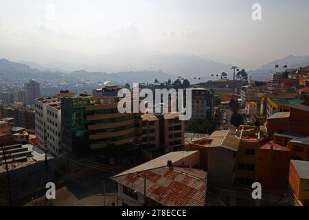 La Paz, BOLIVIEN; 20. November 2023: Rauch durch Waldbrände im bolivianischen Tiefland Amazonas und Yungas bedeckt die Stadt in einem Dunst und verdeckt die nahe gelegenen Hügel und Berge. Mehrere hundert Waldbrände brennen derzeit in der Tiefebene; besonders betroffen ist die Region um Rurrenabaque und San Buenaventura (einschließlich des Madidi-Nationalparks). Normalerweise ist an einem klaren Tag der Berg Illimani, Boliviens zweithöchster Gipfel, in dieser Ansicht deutlich zu sehen. Quelle: James Brunker / Alamy Live News Stockfoto