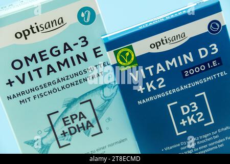 Optisana Omega-3 und Vitamin E Kapseln Nahrungsergänzungsmittel mit Fischölkonzentrat und Vitamin D3 und K2 Stockfoto