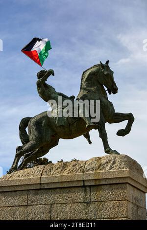 Kapstadt, Südafrika. November 2023. Kapstadt, Südafrika. 19. November 2023. Palästinensische Flagge weht im Wind auf Bronzestatue eines Reiters auf einem Pferd bei einer öffentlichen Kunstveranstaltung im Rhodes Memorial in Kapstadt Südafrika Credit: MO Bassa/Alamy Live News Stockfoto