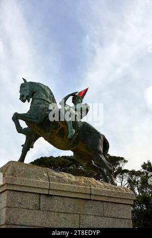 Kapstadt, Südafrika. November 2023. Kapstadt, Südafrika. 19. November 2023. Palästinensische Flagge weht im Wind auf Bronzestatue eines Reiters auf einem Pferd bei einer öffentlichen Kunstveranstaltung im Rhodes Memorial in Kapstadt Südafrika Credit: MO Bassa/Alamy Live News Stockfoto