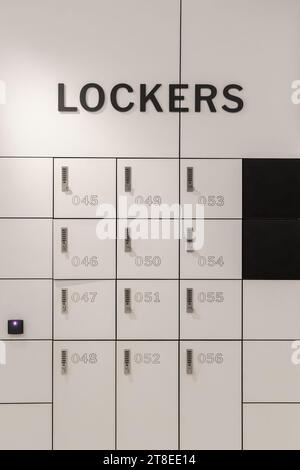 Weiße, moderne Metallwand mit Textfächern Stockfoto