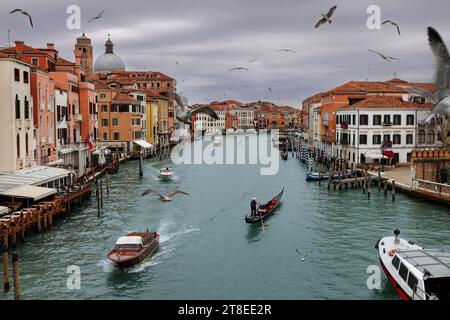 Venedig, Italien, 5. Februar 2023. Lagune des großen Kanals von Venedig. Stadt im Winter. Reise Italien Europa Weltkulturerbe Stockfoto