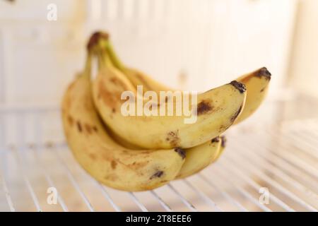 Bananen auf einem Regal im Kühlschrank Stockfoto
