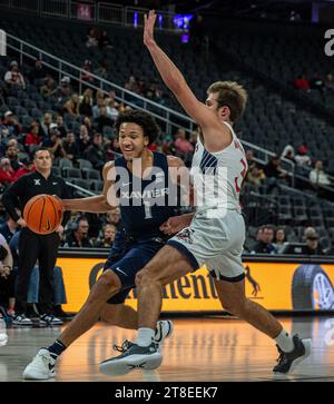 19. November 2023 Las Vegas, NV U.S.A. Xavier Guard Desmond Claude (1) geht in den Korb während des NCAA Men's Basketball Continental Tire Main Event Consolation Game zwischen Xavier Musketiere und den Saint Mary's Gaels. Xavier schlug Saint Mary's 66-49 in der T Mobile Arena Las Vegas, NV. Thurman James/CSM Stockfoto