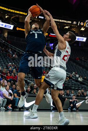 19. November 2023 Las Vegas, NV U.S.A. Xavier Guard Desmond Claude (1) geht in den Korb während des NCAA Men's Basketball Continental Tire Main Event Consolation Game zwischen Xavier Musketiere und den Saint Mary's Gaels. Xavier schlug Saint Mary's 66-49 in der T Mobile Arena Las Vegas, NV. Thurman James/CSM Stockfoto