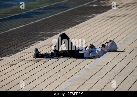 Ein junger Obdachloser ruht am Ufer des Flusses in Lissabon, Portugal Stockfoto