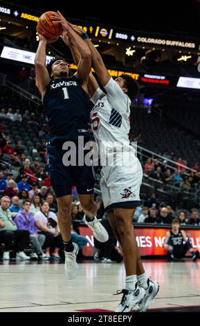 19. November 2023 Las Vegas, NV U.S.A. Xavier Guard Desmond Claude (1) geht in den Korb während des NCAA Men's Basketball Continental Tire Main Event Consolation Game zwischen Xavier Musketiere und den Saint Mary's Gaels. Xavier schlug Saint Mary's 66-49 in der T Mobile Arena Las Vegas, NV. Thurman James/CSM Stockfoto