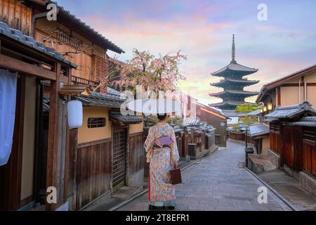 Kyoto, Japan - 6. April 2023: Die Yasaka-Pagode, bekannt als Turm von Yasaka oder Yasaka-no-to. Die 5-stöckige Pagode ist die letzte erhaltene Struktur von Hokan- Stockfoto