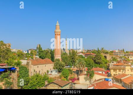 Antalya Stadtbild, Türkei, mit einer Moschee und ihren markanten Minaretten als Mittelpunkt. Die Minarette, aus rotem Backstein gefertigt, sind kompliziert Stockfoto