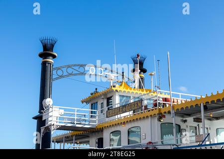 New Orleans, USA – 24. Oktober 2023: Steamboat Creole Queen am Pier am Mississippi River in der Nähe des Monuments für den Immigranten. Das Dampfschiff ist sti Stockfoto