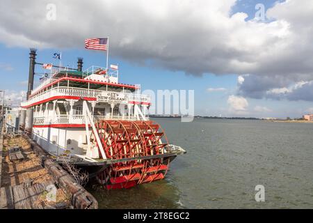 New Orleans, USA - 24. Oktober 2023: Steamboat City of New orleans am Pier am Mississippi River. Das Dampfschiff ist immer noch für Touristen in Betrieb Stockfoto