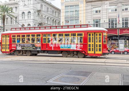 New Orleans, USA - 24. Oktober 2023: Roter historischer Straßenwagen an der Canal Street in New Orleans. Stockfoto