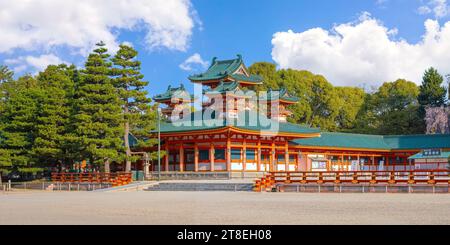 Kyoto, Japan - 2. April 2023: Heian-Schrein, erbaut anlässlich des 1100. Jahrestages der Gründung der Hauptstadt in Kyoto, gewidmet den Geistern von Kyoto Stockfoto