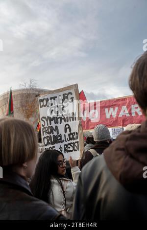 Glasgow, Schottland, Großbritannien. 4. November 2023: Demonstranten versammeln sich am BBC Scotland Pacific Quay, um einen Waffenstillstand in Gaza zu unterstützen. Stockfoto