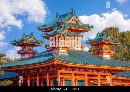 Kyoto, Japan - 2. April 2023: Heian-Schrein, erbaut anlässlich des 1100. Jahrestages der Gründung der Hauptstadt in Kyoto, gewidmet den Geistern von Kyoto Stockfoto