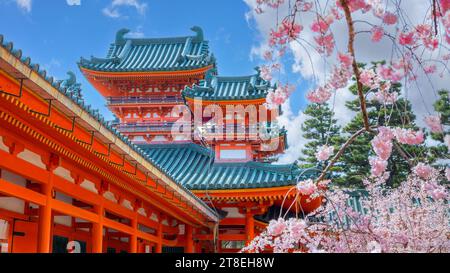 Kyoto, Japan - 2. April 2023: Der Heian Jingu Garden ist ein Garten mit einer Vielzahl von Pflanzen, Teichen und Gebäuden und weinenden Kirschbäumen, was ihn zu einem von ihnen macht Stockfoto