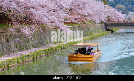 Kyoto, Japan - 2. April 2023: Bootstour auf dem Okazaki Jikkokubune, 3 km vom Nanzenji-Bootsanleger zum Ebisu-Staudamm und hin- und Rückfahrt Stockfoto