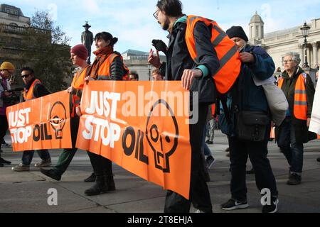 London, Großbritannien. 20/Nov/2023 Just Stop Oil Starts Week of London Marches Campaign Group Just Stop Oil hält den ersten Protest „Slow march“ einer einwöchigen Kampagne ab. Der marsch beginnt am Trafalgar Square und die Organisatoren erwarten Verhaftungen. Vermerk: Roland Ravenhill/Alamy. Stockfoto