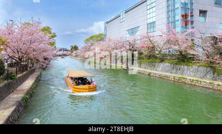 Kyoto, Japan - 2. April 2023: Bootstour auf dem Okazaki Jikkokubune, 3 km vom Nanzenji-Bootsanleger zum Ebisu-Staudamm und hin- und Rückfahrt Stockfoto