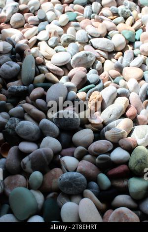 Heller Bereich und dunkler Bereich auf glatten Felsen am Morgen Sonnenaufgang vertikales Stockfoto Stockfoto