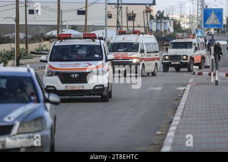 Rafah, Palästinensische Gebiete. November 2023. Krankenwagen kommen in einem Krankenhaus an, um Frühgeborene nach Ägypten zu bringen, um die richtige medizinische Versorgung zu erhalten. Quelle: Mohammed Talatene/dpa/Alamy Live News Stockfoto