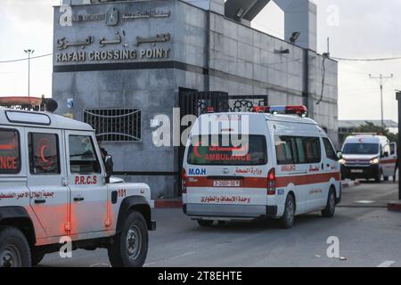 Rafah, Palästinensische Gebiete. November 2023. Krankenwagen kommen in einem Krankenhaus an, um Frühgeborene nach Ägypten zu bringen, um die richtige medizinische Versorgung zu erhalten. Quelle: Mohammed Talatene/dpa/Alamy Live News Stockfoto