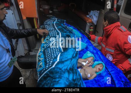 Rafah, Palästinensische Gebiete. November 2023. Frühgeborene, die vor ihrer Überweisung nach Ägypten abgebildet werden, um die richtige medizinische Versorgung zu erhalten. Quelle: Mohammed Talatene/dpa/Alamy Live News Stockfoto