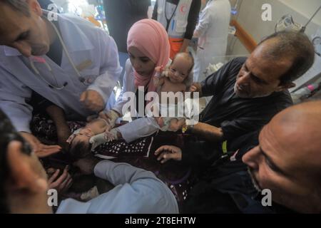 Rafah, Palästinensische Gebiete. November 2023. Palästinensische Sanitäter in einem Krankenhaus in Rafah bereiten ein Frühgeborenes vor, das nach Ägypten überführt wird, um die richtige medizinische Versorgung zu erhalten. Quelle: Mohammed Talatene/dpa/Alamy Live News Stockfoto