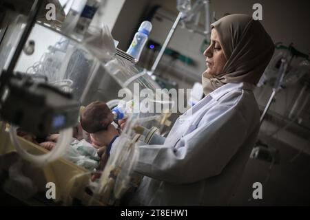 Rafah, Palästinensische Gebiete. November 2023. Ein palästinensischer Arzt in einem Krankenhaus in Rafah bereitet ein Frühgeborenes vor, das nach Ägypten überführt wird, um die richtige medizinische Versorgung zu erhalten. Quelle: Mohammed Talatene/dpa/Alamy Live News Stockfoto