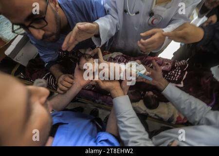 Rafah, Palästinensische Gebiete. November 2023. Palästinensische Sanitäter in einem Krankenhaus in Rafah bereiten ein Frühgeborenes vor, das nach Ägypten überführt wird, um die richtige medizinische Versorgung zu erhalten. Quelle: Mohammed Talatene/dpa/Alamy Live News Stockfoto