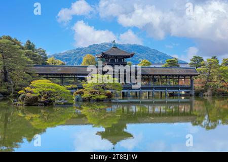 Kyoto, Japan - 2. April 2023: Der Heian Jingu Garden ist ein Garten mit einer Vielzahl von Pflanzen, Teichen und Gebäuden und weinenden Kirschbäumen, was ihn zu einem von ihnen macht Stockfoto